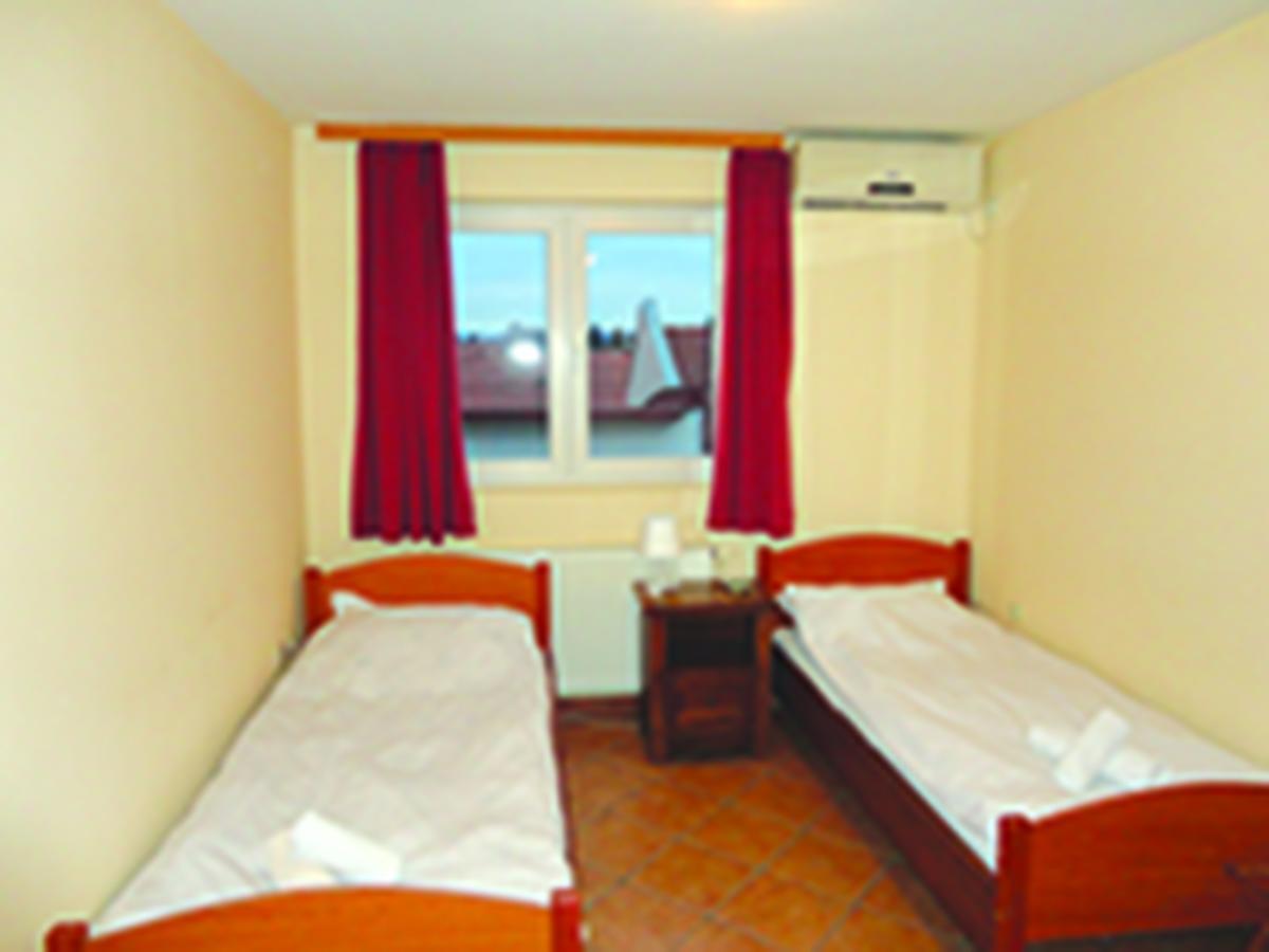Prenociste "Magnus" Bed & Breakfast Slavonski Brod Exterior photo